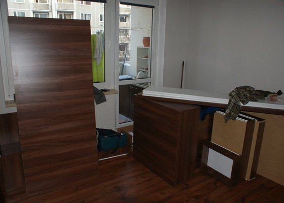 Ložnice-vestavěná skříň, postel s úložným prostorem, nástavcová stěna