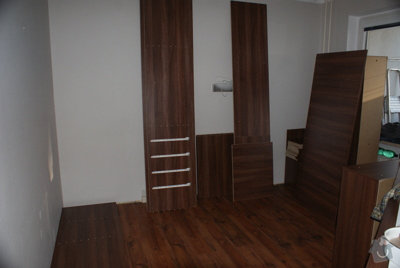 Ložnice-vestavěná skříň, postel s úložným prostorem, nástavcová stěna: DSC06772