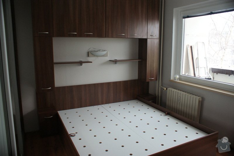 Ložnice-vestavěná skříň, postel s úložným prostorem, nástavcová stěna: DSC06777