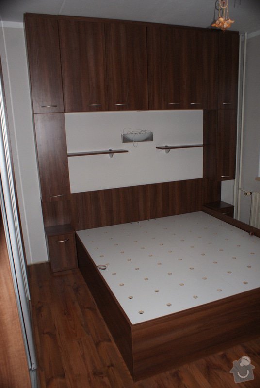 Ložnice-vestavěná skříň, postel s úložným prostorem, nástavcová stěna: DSC06780