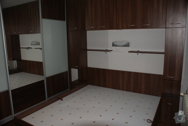Ložnice-vestavěná skříň, postel s úložným prostorem, nástavcová stěna: DSC06781