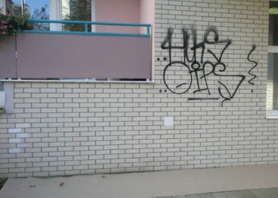 Odstranění graffiti na fasádě s použitím ochranného nátěru