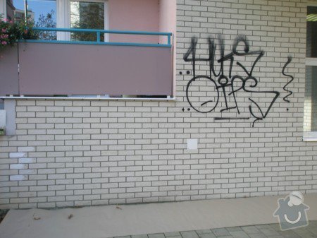 Odstranění graffiti na fasádě s použitím ochranného nátěru: PB300293