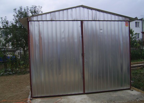 2 ks plechová garáž sedlová střecha, křídlová vrata