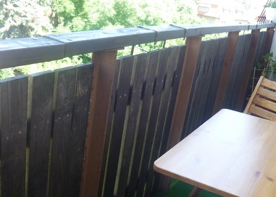 Výměna dřevěného zábradlí na balkóně