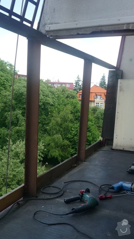 Výměna dřevěného zábradlí na balkóně: balkon_po_7_