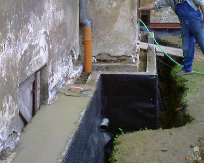 Izolace podurovni terénu domu v četně zbourání starého odpadu a zároven vybudování nového odpadu.: Foto-0091