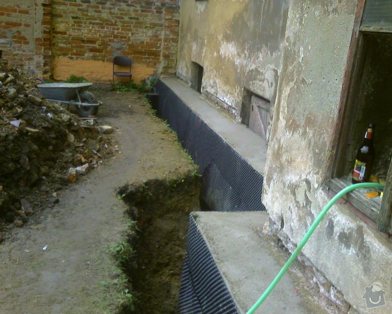 Izolace podurovni terénu domu v četně zbourání starého odpadu a zároven vybudování nového odpadu.: Foto-0093