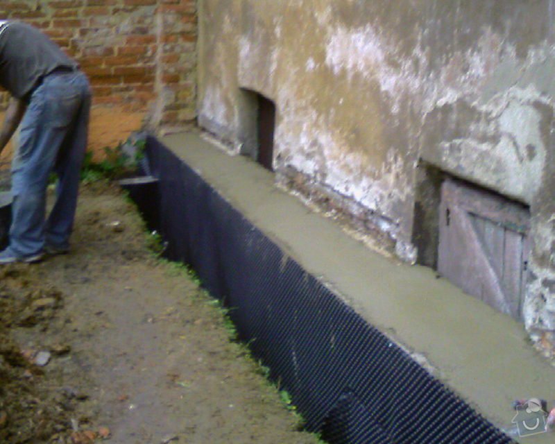 Izolace podurovni terénu domu v četně zbourání starého odpadu a zároven vybudování nového odpadu.: Foto-0090