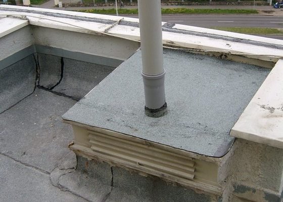 Oprava drobných zatékání ploché střechy - panelový dům