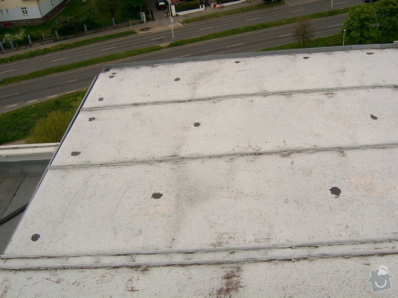 Oprava drobných zatékání ploché střechy - panelový dům: SV400016
