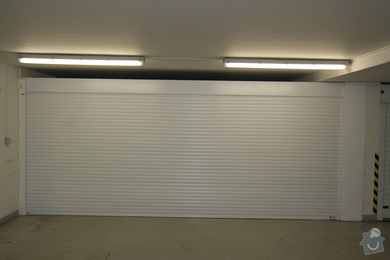 Garážová vrata v podzemní garáži: garaz_hotovo