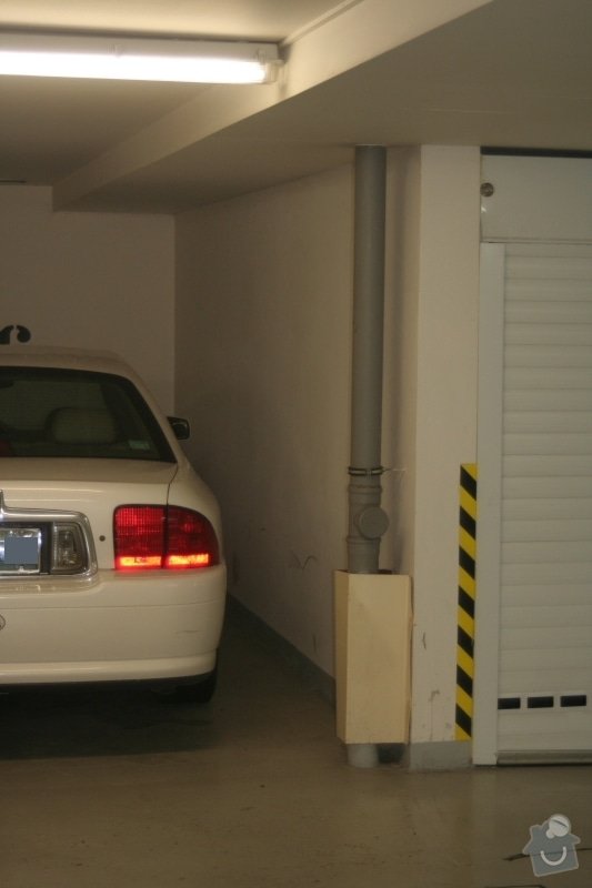 Garážová vrata v podzemní garáži: odpadova_roura