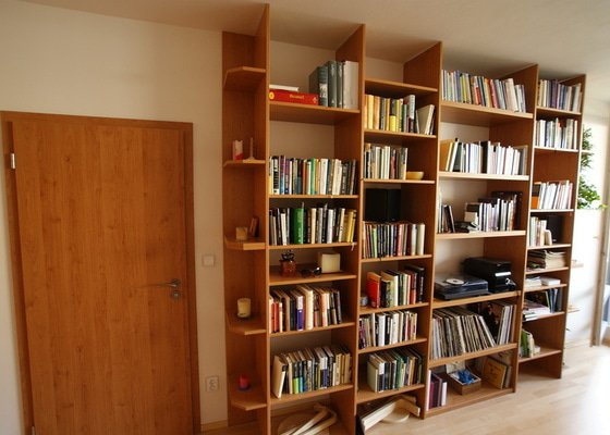 Vestavěná skříň, knihovna, postel, psací stůl, věšáková stěna a další nábytek