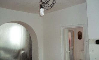 Snížený strop a lepené stěny