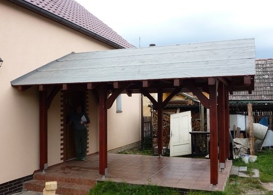 Zahradní pergola před vstupem do domu