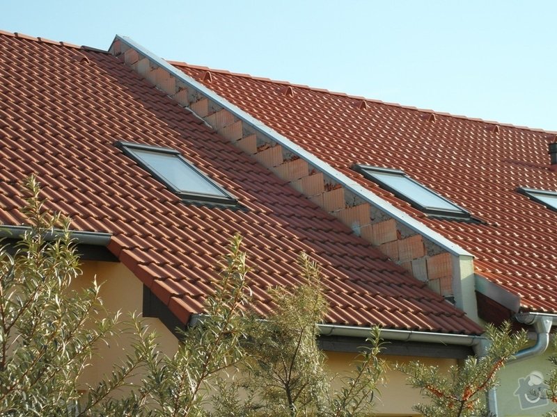 Zedník - stavitel, k výstavbě zídky mezi střechami v řadovém RD a její oplechování: 01