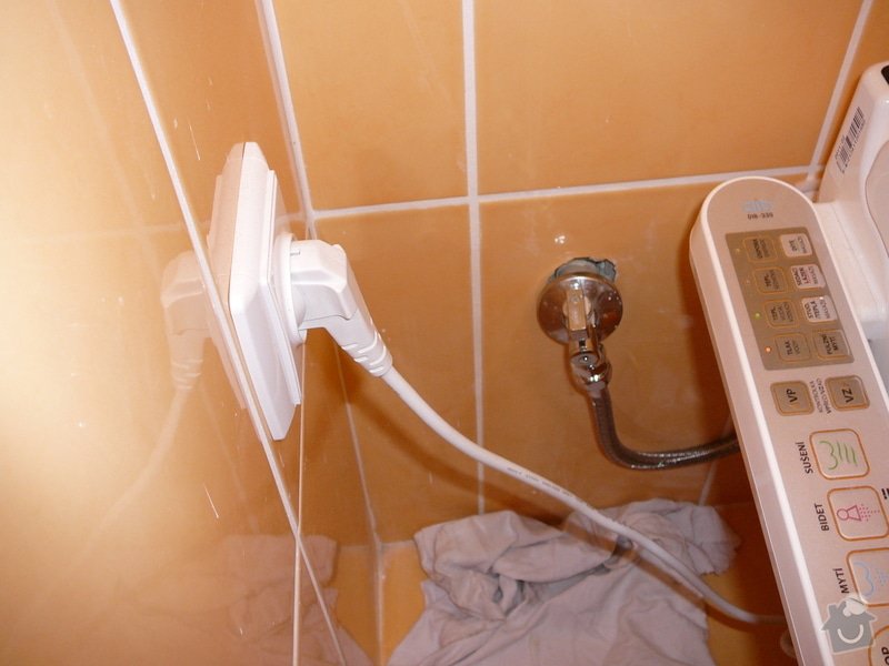 Rekonstrukce koupelny (výměna vany, obklady): P1110037