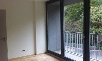 Dodání & montáž okenních folií, žaluzií a sítí proti hmyzu na okna  - stav před realizací
