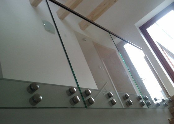 Renovace schodů,nové skleněné zábradlí