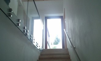 Renovace schodů,nové skleněné zábradlí