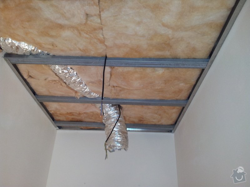 Podhled s bodovým osvětlením a zateplení stropu v soc.zařízení: 20120109_144322