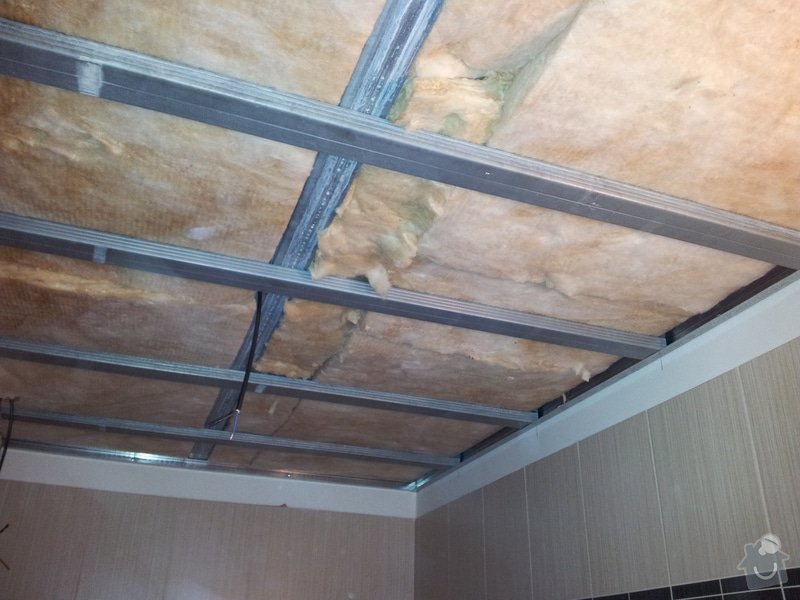 Podhled s bodovým osvětlením a zateplení stropu v soc.zařízení: 20120109_144335