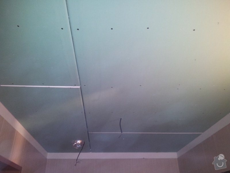 Podhled s bodovým osvětlením a zateplení stropu v soc.zařízení: 20120109_153256