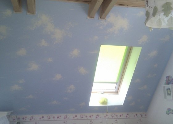 Hvězdný strop na šikminu v dětském pokoji.