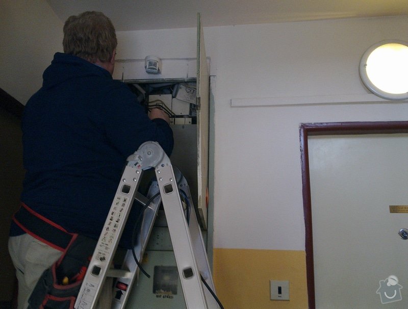 Oprava a úprava osvětlení na schodišti v panelovém domě: 010