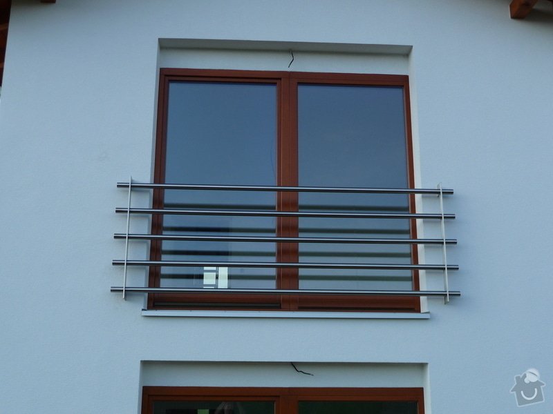 Skleněný přístřešek a zábradlí na francouzském okně: P1050245