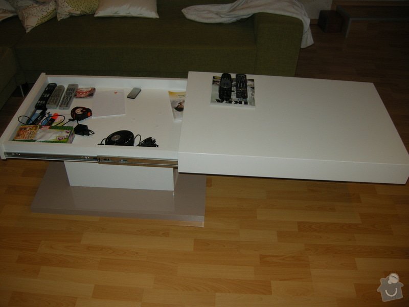 Konferenční lakovaný stolek: DSCN8714