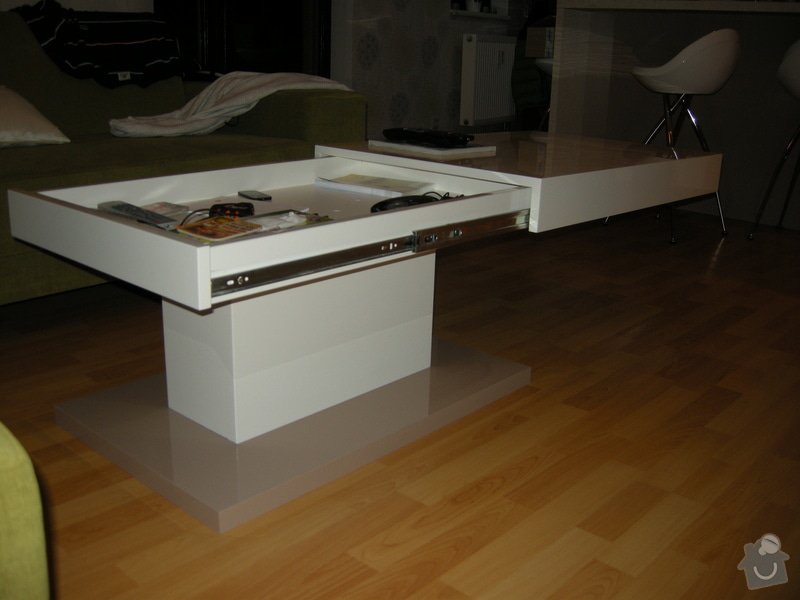Konferenční lakovaný stolek: DSCN8715