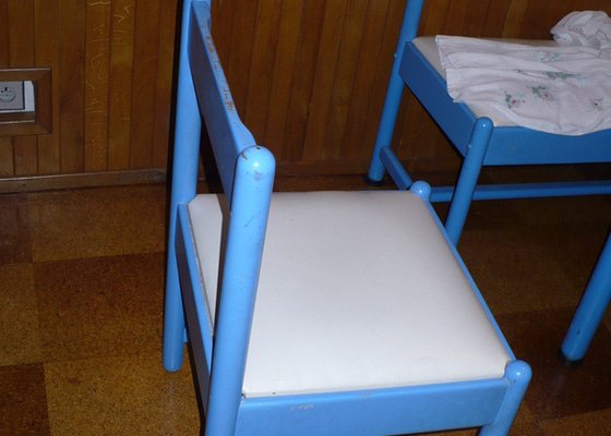 Přelakování jídelního stolu ,2 lavic a 2 židlí - stav před realizací