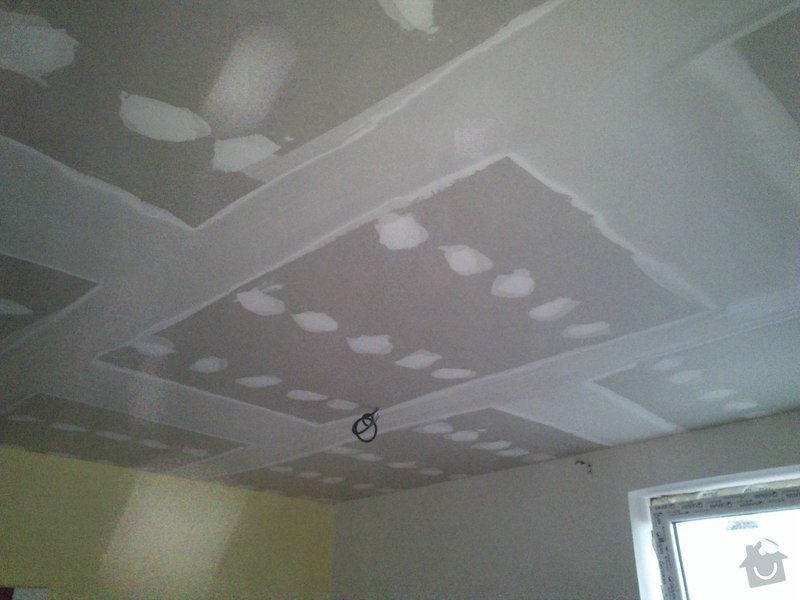 Snížení a zateplení stropu v kanceláři, včetně malování: sk17i_012