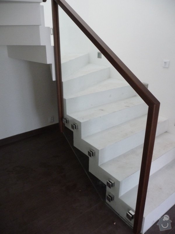 Skleněné zábradlí na schodiště s dřevěným madlem: P1050967