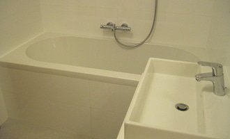 Rekonstrukce koupelny, velkoformátové obklady a dlažba