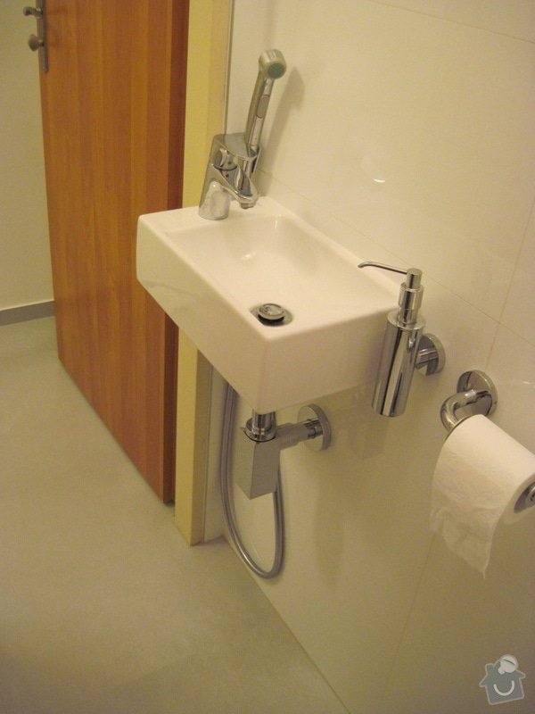 Rekonstrukce koupelny, velkoformátové obklady a dlažba: WC2