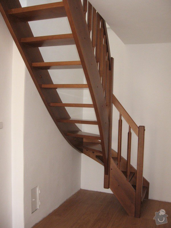 Dřevěné samonosné schodiště: drevene-samonosne-schodiste_Fialovi_001