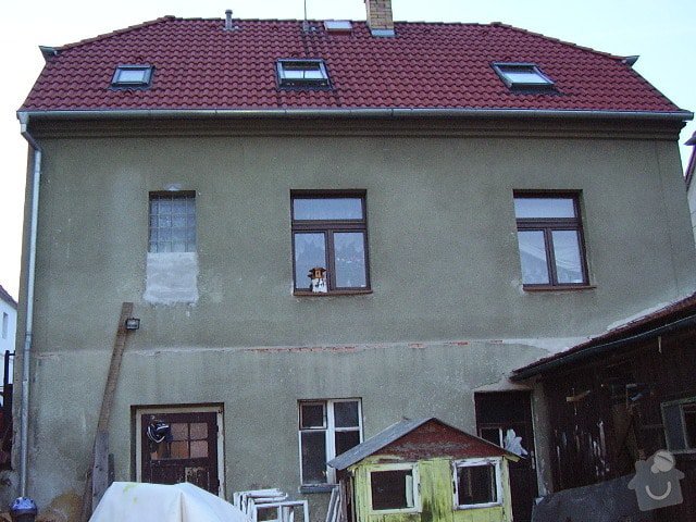 Oprava fasády , zateplení domu a oprava opěrné zdi: pohled_ze_zadni_strany