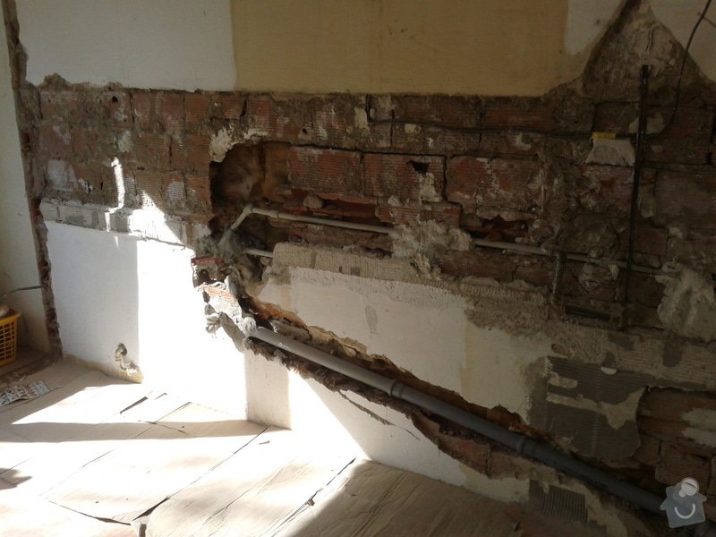 Renovace omítek a stropů,štukování,malířské práce,nátěry radiátorů v bytě 3+1: Fotografie-0045