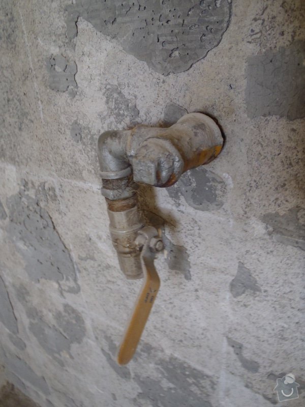 Výměna starého plynového potrubí v šachtě: P5190233