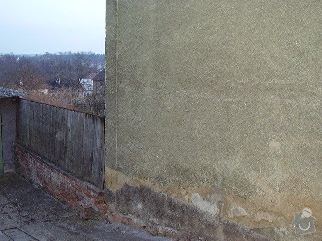 Opěrnou zeď: pohled_na_stenu_z_ulice