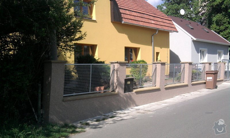 Zateplení fasády ,pokládka zámkové dlažby , rekonstrukce plotu a vjezdové brány.       : Fotografie0731