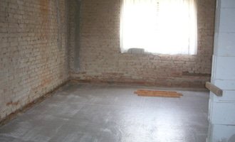 Vylití provětrávané podlahy, postupně 3 vrstvy betonu