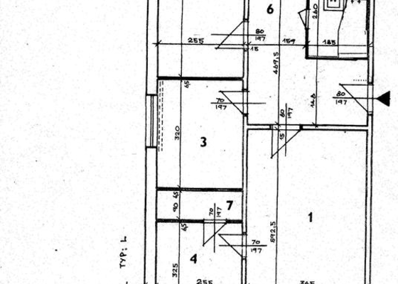 Rekonstrukce bytu - podlah (stěrkování a položení PVC 22m2 a plovoucí podlahy 30m2a koberce 20m2) a dveří (troje posuvné dveře z toho jedny do pouzdra)