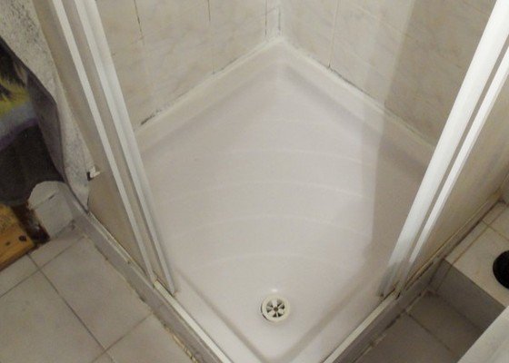 Instalatér - odhalení a fixace netěsnosti sprchového koutu