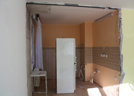 Zednické práce rekonstrukce paneláková kuchyně, oprava štuku (ložnice 12 m2 a malá chodba) - stav před realizací
