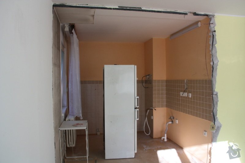 Zednické práce rekonstrukce paneláková kuchyně, oprava štuku (ložnice 12 m2 a malá chodba): IMG_4496