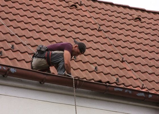 Oprava okapu a výměna krytiny nad schodištěm.